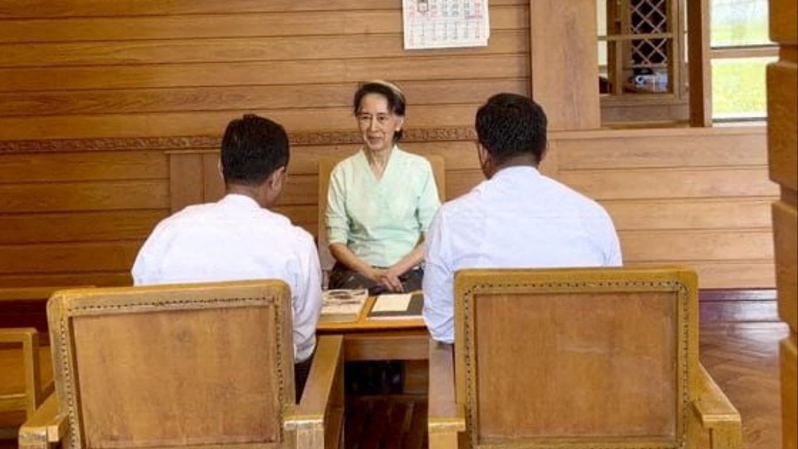 हिरासतमा रहेकी आङ सान सुकीलाई बेलायती राजाले पठाए उपहार