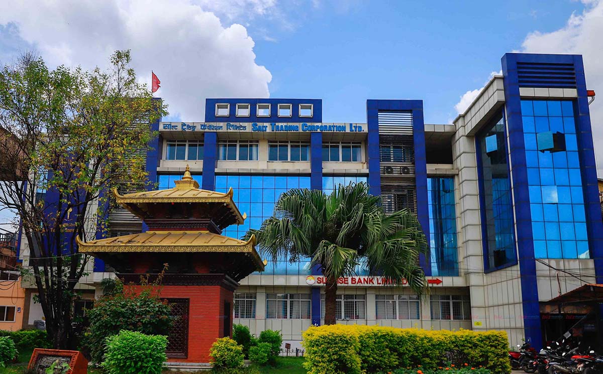 साल्ट ट्रेडिङको सुपथ मूल्य पसलबाट आठ लाख रुपैयाँभन्दा बढीको खाद्यान्न बिक्री